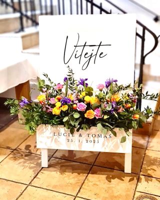 Stále oblíbenější typ uvítací cedule. Tento si můžete půjčit od @easywedding_brno a potisk Vám zajistíme my. #zuzadesign...