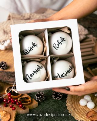 🎄 Rodina je srdcem Vánoc. ❤️ A tyhle ozdoby připomínají, že ty největší dárky se nezabalí do papíru. Ručně dělané, osobní,...