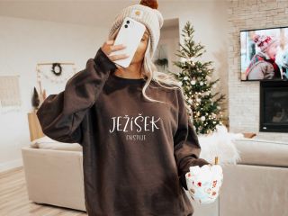 🎄 Vánoce, které mají osobní kouzlo ✨ Nažehlovací vánoční nápisy promění obyčejné tričko, body nebo pytlíček na dárek v...